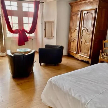 Du Vieux Chateau Guest house Pelussin